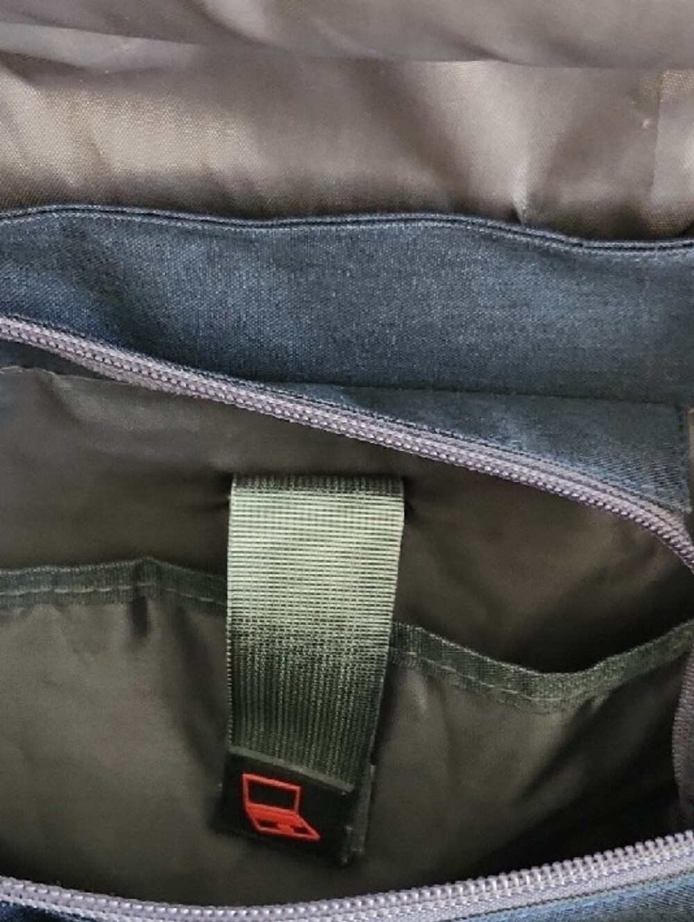 Wind Took Navy Canvas Men's Backpack Gray Details Snap Buckle Enclosure Zippers - Picture 8 of 12
